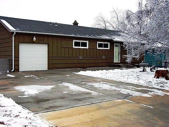 2nd image of 817 N 82nd Ter