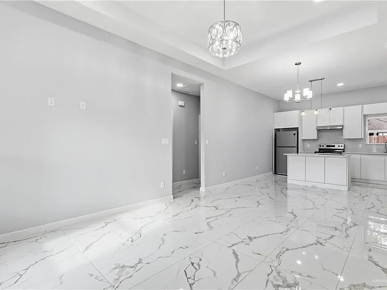 907 S Diplomat Dr — Photo 3