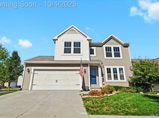 8680 Chippewa River Dr, Fowlerville, MI 48836