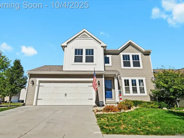8680 Chippewa River Dr, Fowlerville, MI 48836
