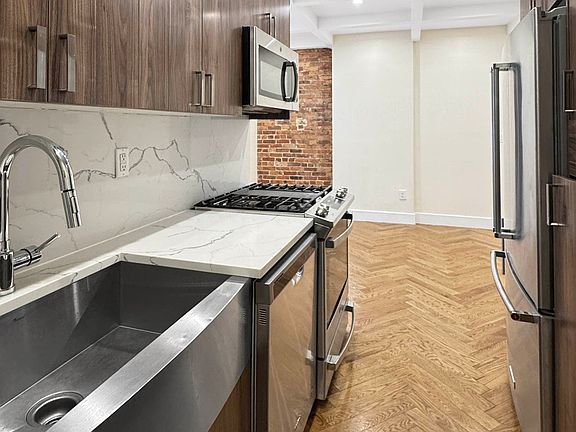4th image of 941 Washington Ave #137