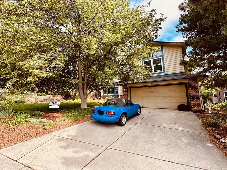 581 W Arrowhead St — Photo 2