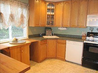 3rd image of 10 Debbie Ln