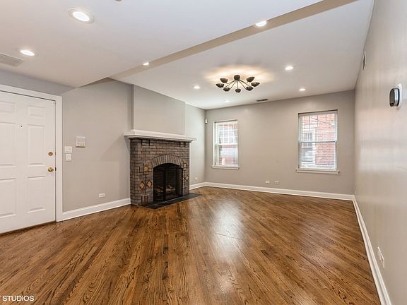 3rd image of 828 W Gunnison St APT 1N