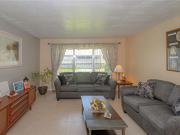 3rd image of 1915 Paradise Dr