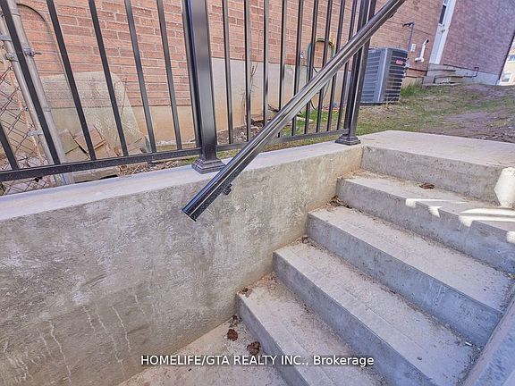 2nd image of 122 Ravenscroft Rd #Basement