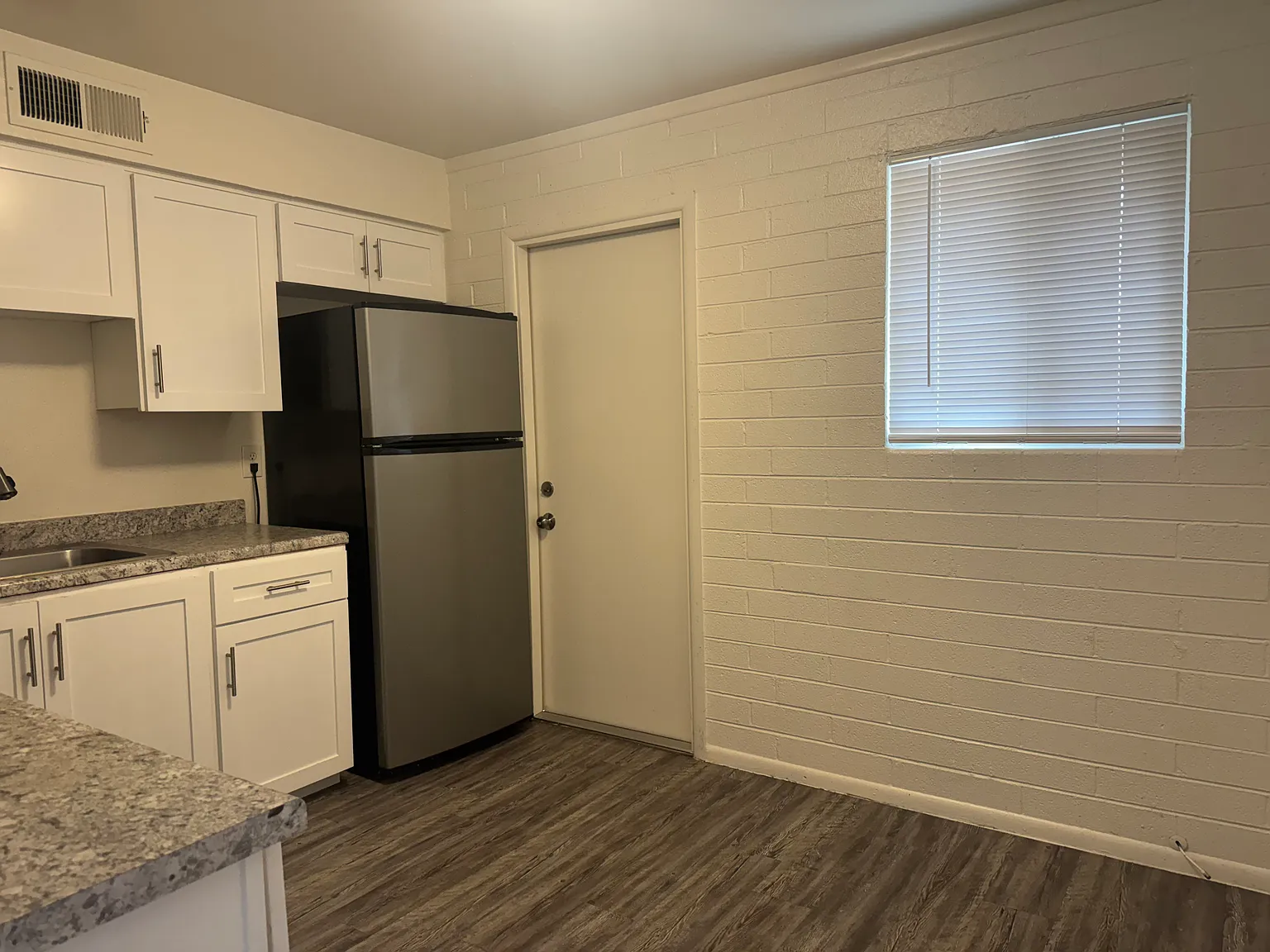 2 bed, 800 sqft, $1,150 — Photo 2