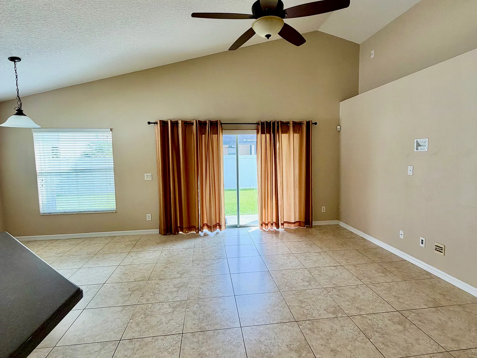4 bed, 1892 sqft, $2,200 — Photo 4