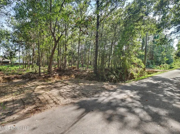 116 Robinson St, Pass Christian, MS 39571