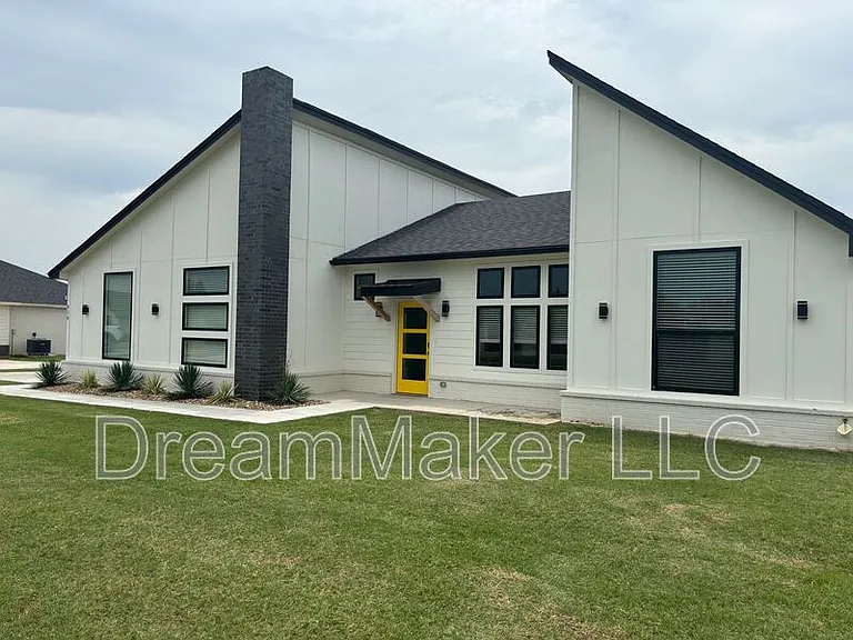 916 Flowers Dr — Photo 2