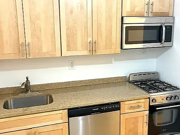 5th image of 858 10th Ave APT 4N