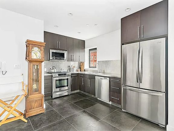 4th image of 1314 Jackson Ave APT 3E