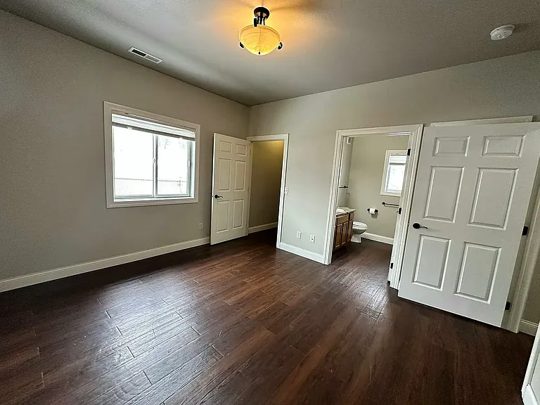 1111 Anamosa St #3 — Photo 10