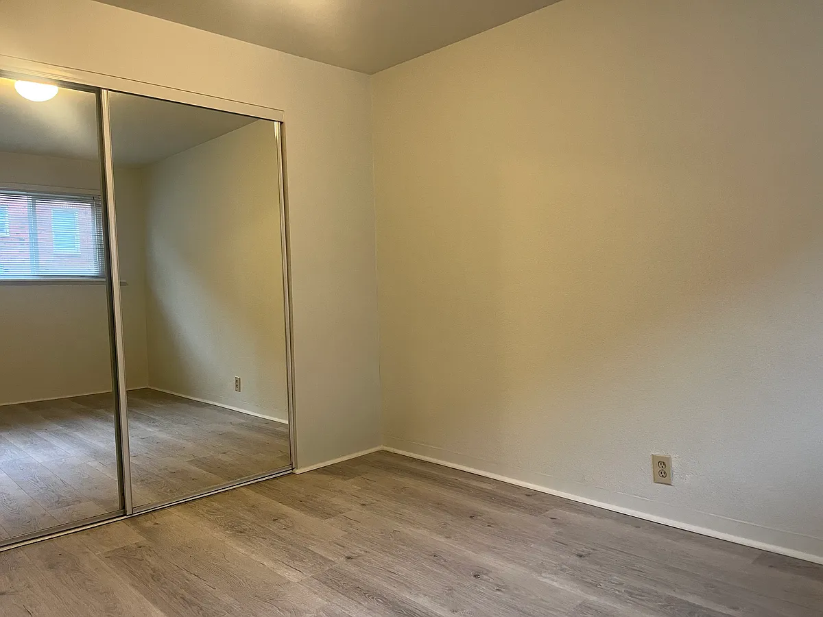 Building Photo - 5615 Phinney Ave N #103