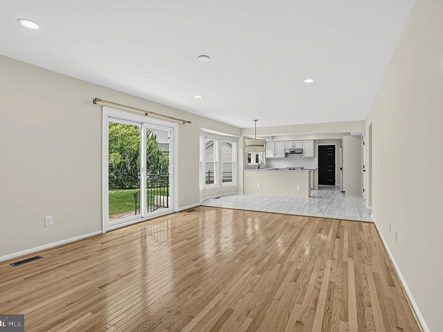 5 bed, 3.5 bath, 3255 sqft, $4,500 — Photo 4