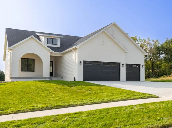 5381 Carter Ct, Johnston, IA 50131