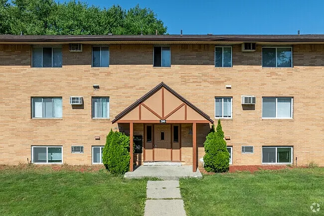 Hubbard Oaks Apartments — Photo 17