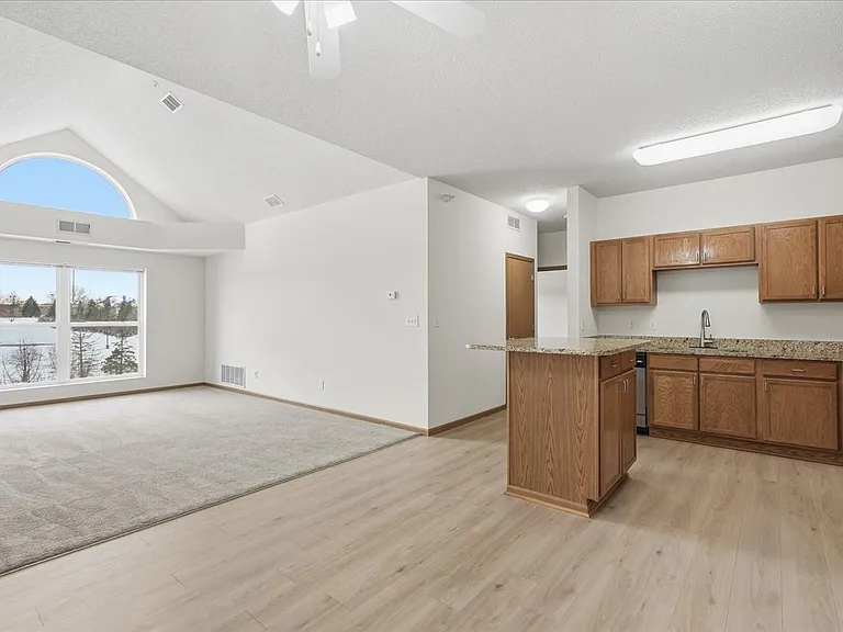 Crown Villa Apartments — Photo 2