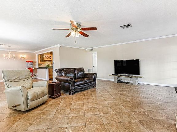 4th image of 404 Heritage Ave