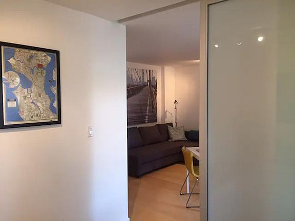 5th image of 2404 Thorndyke Pl W APT 10