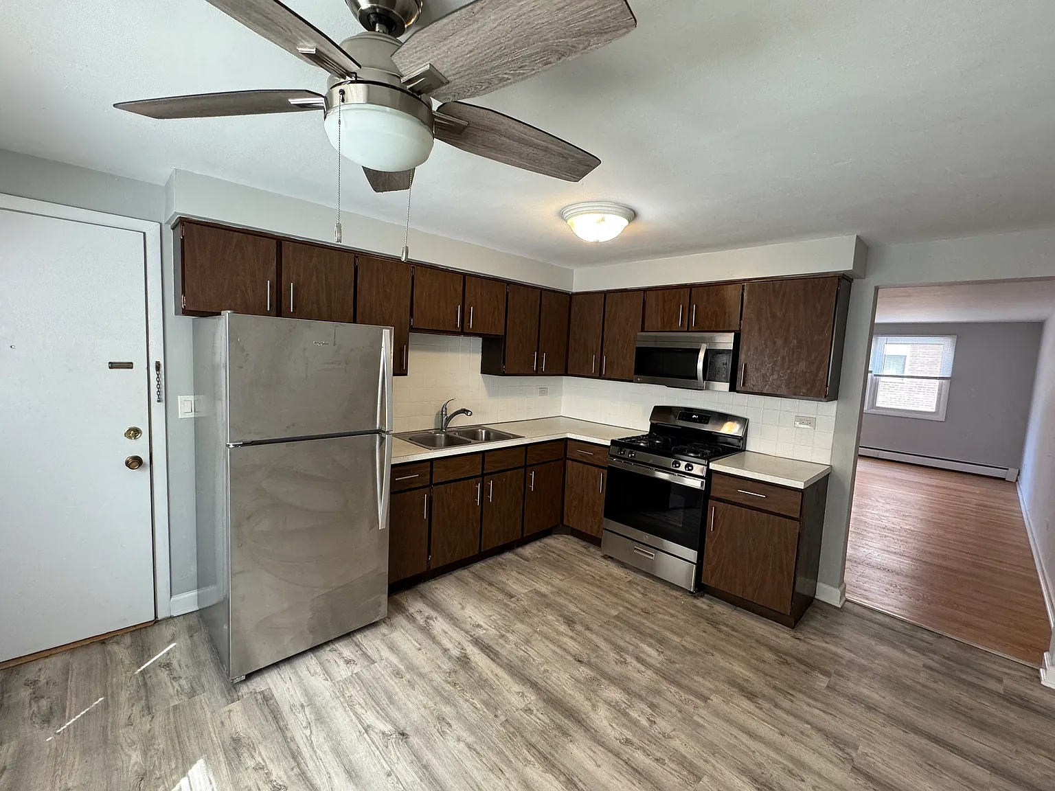 2 bed, 1000 sqft, $1,575 — Photo 2