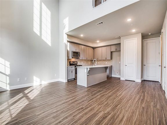 5th image of 2540 Plumas Dr