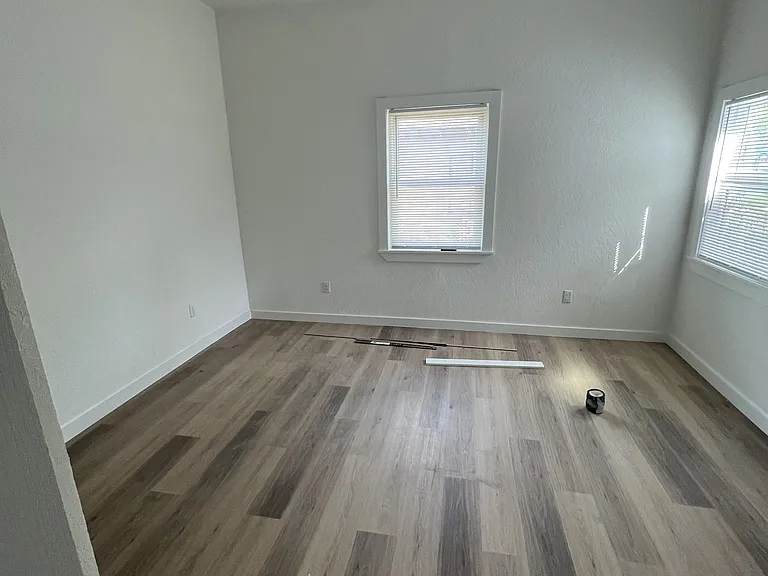 525 W Washington Ave — Photo 9
