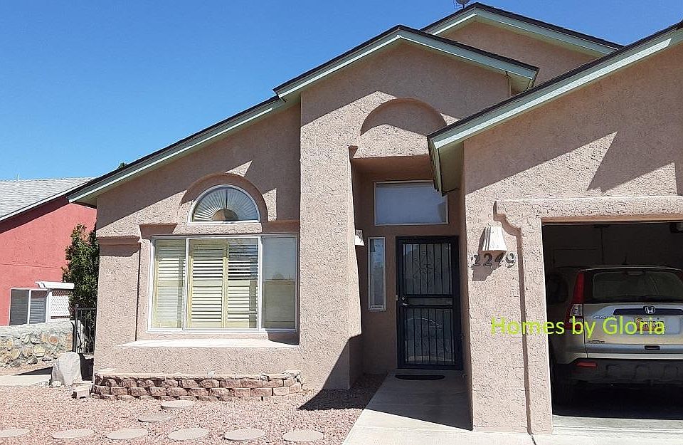 Front of house with 2 car garage.
