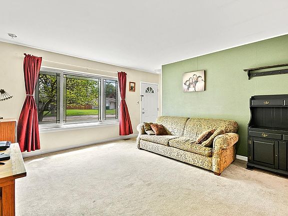 5th image of 592 Canterbury Dr