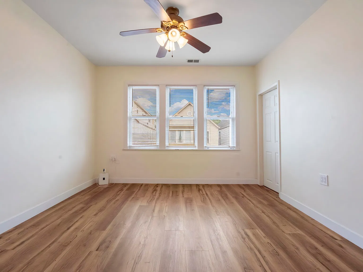 3 bed, 700 sqft, $2,000 — Photo 2