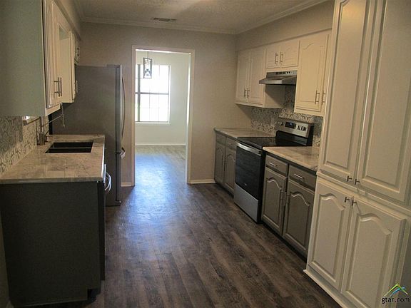 3rd image of 208 Bob White St