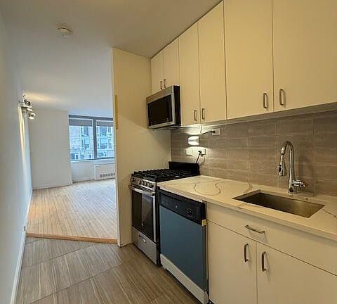 5th image of 500 W 43rd St APT 10G