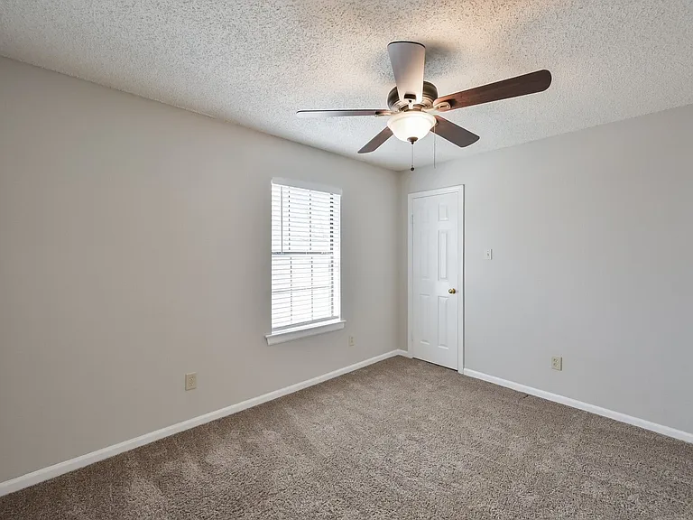 1521 Stratford Dr — Photo 27