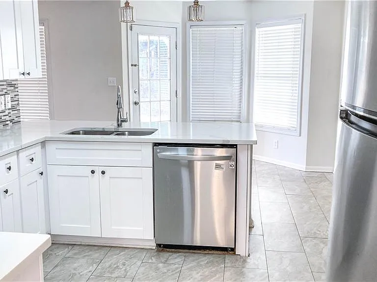 570 Sterling Pointe Ct — Photo 10
