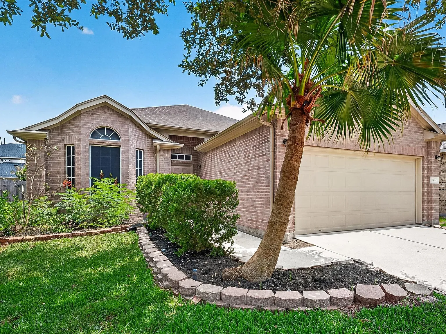 3 bed, 2.0 bath, 1638 sqft, $1,980 — Photo 3