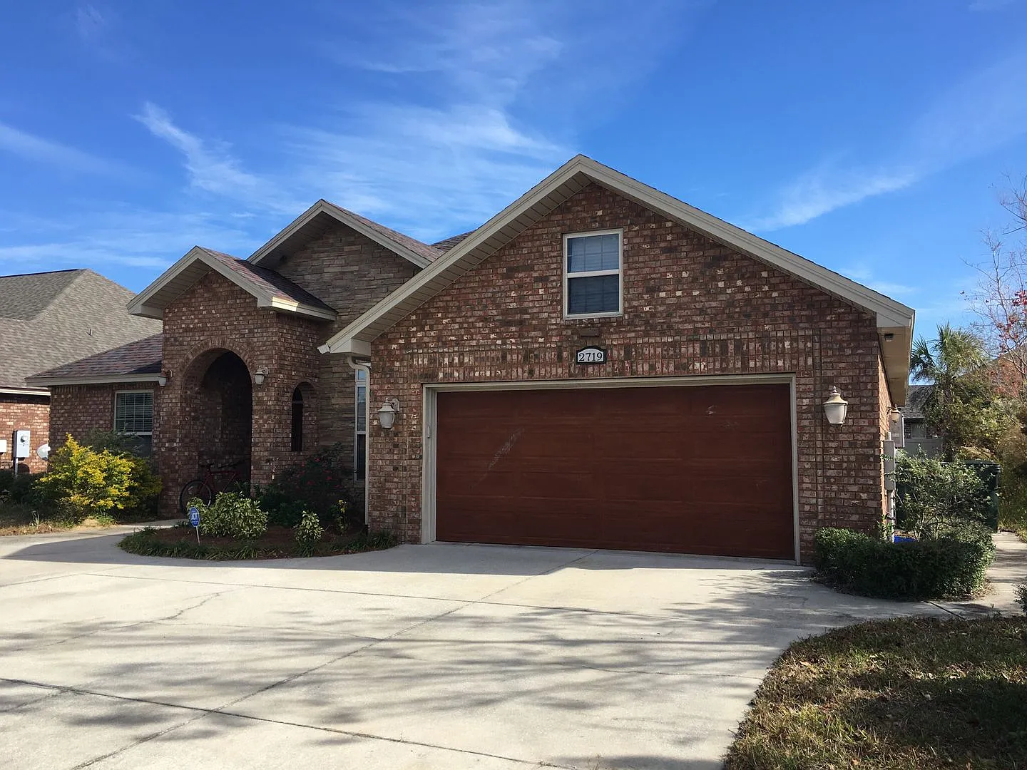 Beautiful All Brick Entertainer's Dream in Hawk's Landing! — Photo 1