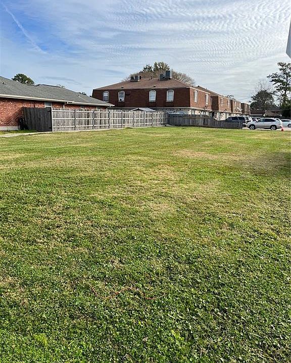 2nd image of 3701 Ridgelake Dr