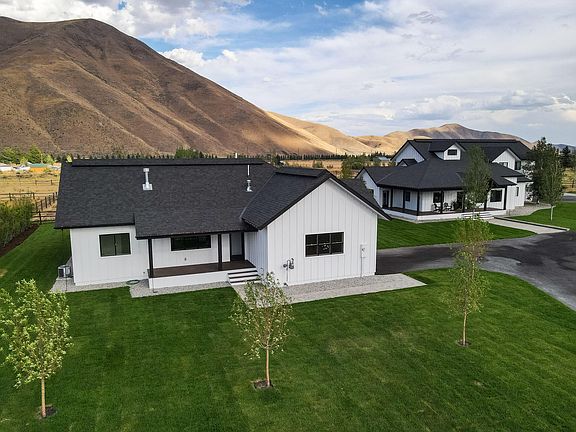 2nd image of 131 Labrador Ln
