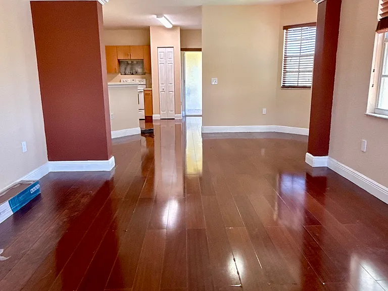 1907 Belmont Ln — Photo 2