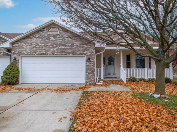 7352 Cross Creek Dr, Swartz Creek, MI 48473