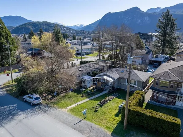 37986 6th Ave, Squamish, BC V8B 0P7