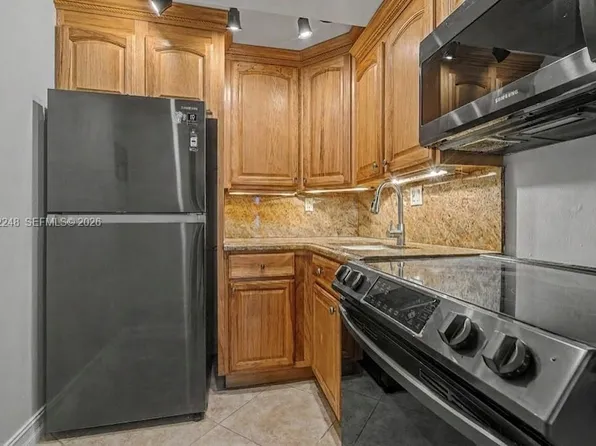8609 SW 68th Ct APT 22, Pinecrest, FL 33156