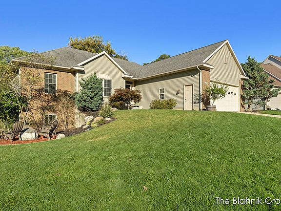3rd image of 1967 Oakridge Ct NW