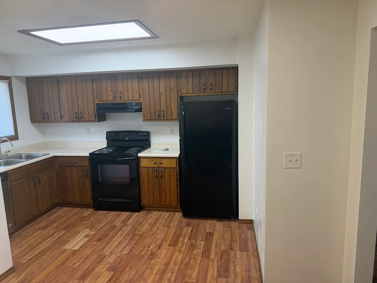 2 bed, 1.5 bath, 882 sqft, $1,250 — Photo 2