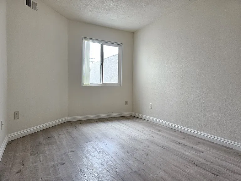 607 W Broadway #205 — Photo 10