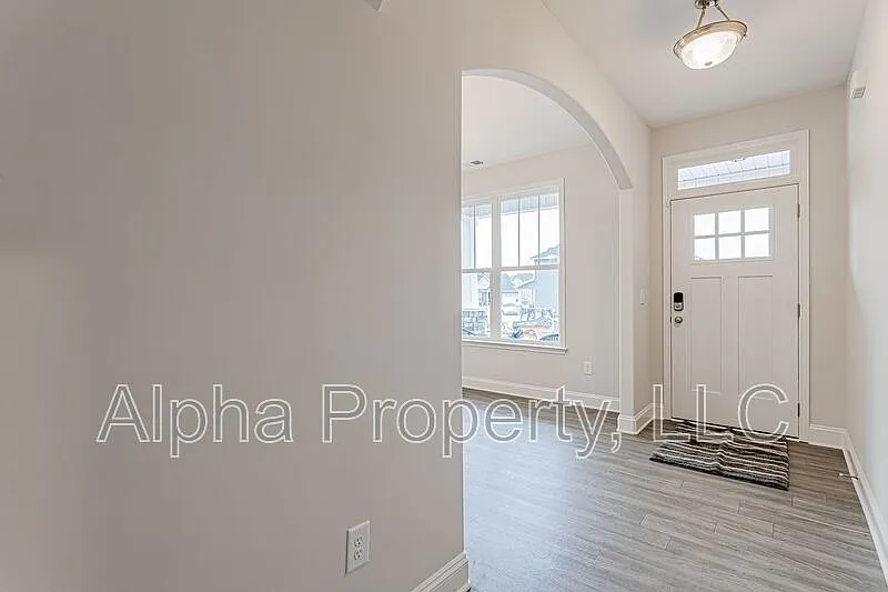 4 bed, 3.0 bath, 2056 sqft, $2,295 — Photo 3