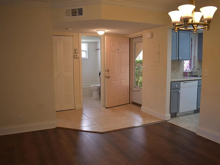 1536 SE Royal Green Cir #104 — Photo 3