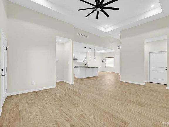 5th image of 140 Willow Cir
