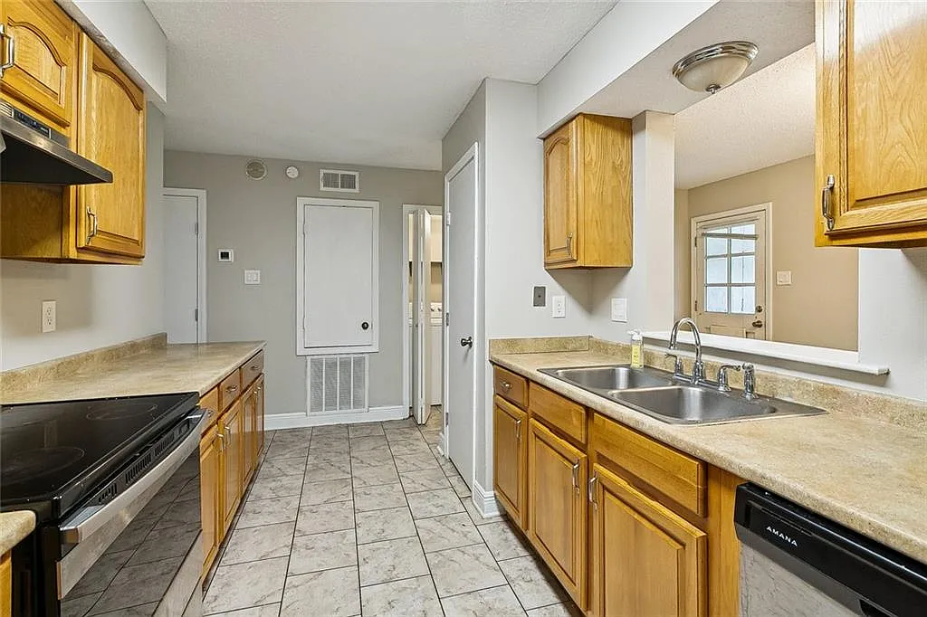 3 bed, 1.5 bath, 1400 sqft, $1,575 — Photo 4