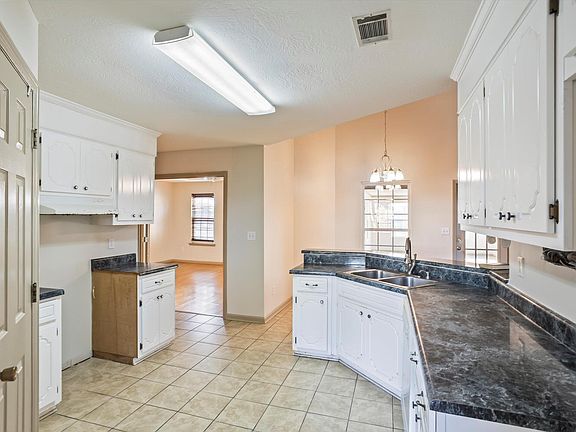 3rd image of 4060 Pinnacle Way